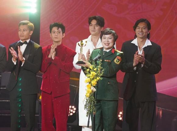 ‘Mưa đỏ’ giành giải Bông sen vàng tại Liên hoan phim Việt Nam lần thứ 24, Trấn Thành đã có chia sẻ gây chú ý